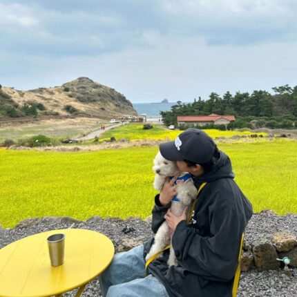 슬리피, 반려견 ‘퓨리’와 제주 여행 중 찰칵!…”봄은 온다”