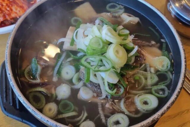 맑은 국물에 야들야들한 갈비살까지! 갈비탕 맛집 BEST5