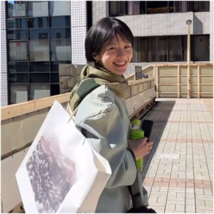 박규영 일본 여행룩 한정판 자크뮈스 X 나이키 운동화 가격은?