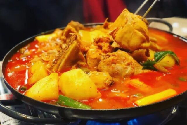 흰 쌀밥과 찰떡 궁합! 슥슥- 비벼 먹으면 최고라는 닭볶음탕 맛집 BEST5