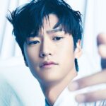 팬에게 무릎 꿇고 싸인 해주는 2m 배우의 인성