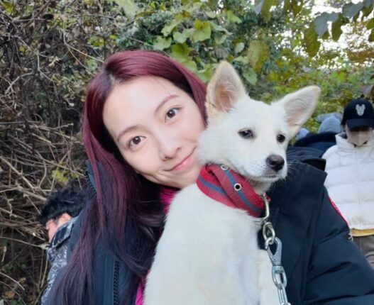 강지영, 영화 촬영 중 강아지 끌어안고 ‘찰칵!’…”된장이♥”