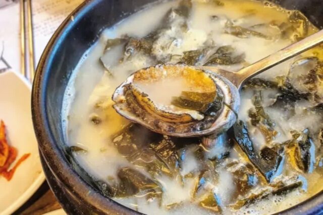 “풍부한 감칠맛!” 아침식사로 부담없는 미역국 맛집 BEST3