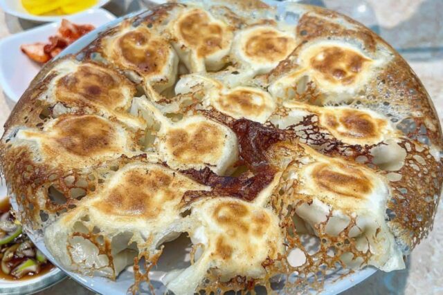 씹자마자 ‘아작’ 소리와 함께 풍부한 육즙이 터지는 군만두 맛집 BEST5