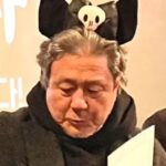 캐릭터 머리띠에 과자 가방 메고 팬서비스 하는 60대 배우