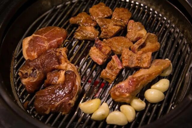 입안 가득 달달한 갈비 맛과 야들야들한 식감의 놀라운 조화, 돼지갈비 맛집 BEST5