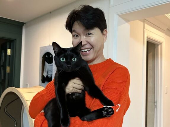 예비 아빠 박수홍, 반려묘 품에 안고 환한 웃음…”우리집 듬직한 첫째 다홍이 그리고..”