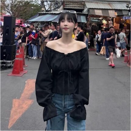 카리나 방콕 여행룩 블랙 오프숄더 레이스 블라우스 코디
