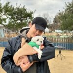 윤종훈, 반려견 ‘마루’ 품에 안고 환한 웃음…”말티즈인데요 마루는 잘 참아요”