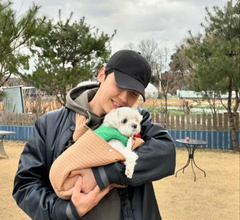 윤종훈, 반려견 ‘마루’ 품에 안고 환한 웃음…”말티즈인데요 마루는 잘 참아요”