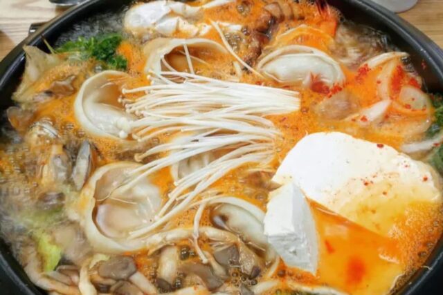 속이 꽉 찬 만두를 넣고 따끈하게 끓여 먹는 만두전골 맛집 BEST5