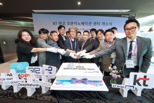 KT, 12개 스타트업에 판교 사무실 지원…사업 협력도