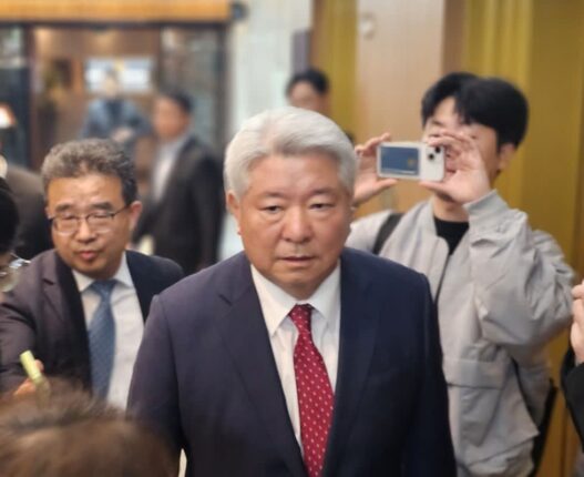 이통3사 CEO, 전환지원금 인상 질문에 ‘묵묵부답’…조용히 회의실로