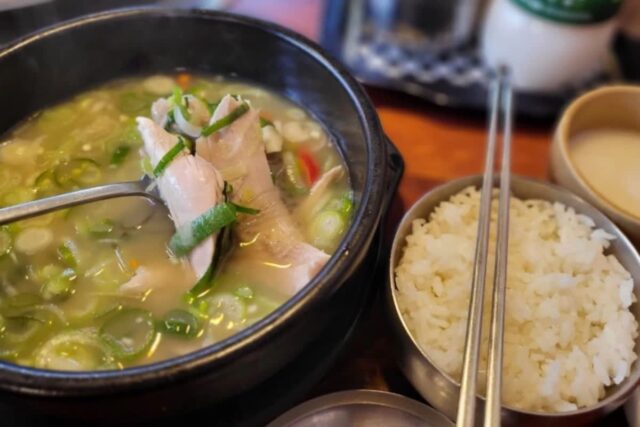 진한 국물, 묘한 감칠맛에 중독되는 닭곰탕 맛집 BEST4