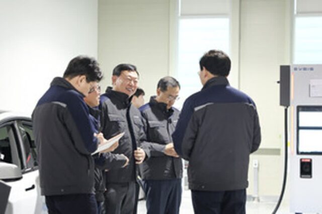 신동빈, EV 충전기 핵심시설 찾았다…”글로벌 진출 추진”