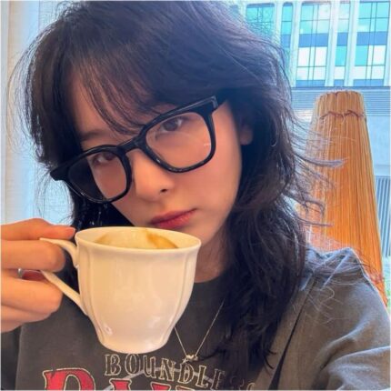 슬기 사복 화이트백 하트 보테가베네타 가방 가격은?