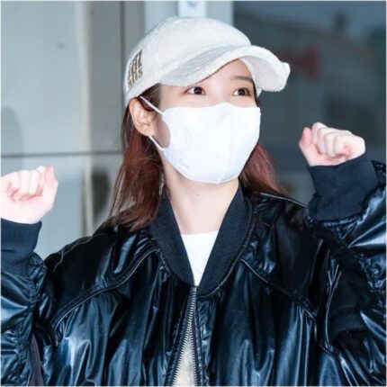 아이유 공항패션 요즘 찐 애착템 르메르 게임백 & 뉴발란스 운동화 가격은?