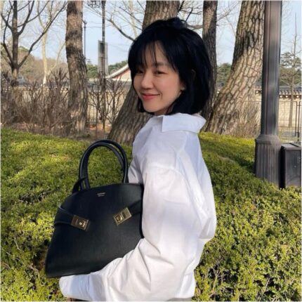 임수정 페라가모 가방 허그 탑핸들백 출근룩 오피스룩에 딱이야