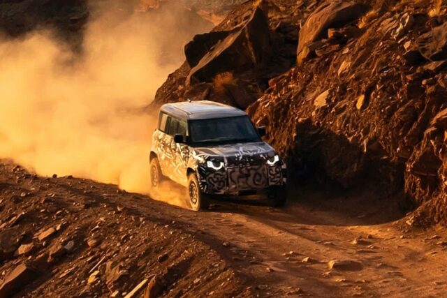 “BMW V8 엔진으로 무장한 랜드로버 디펜더 Octa 플래그십 티저