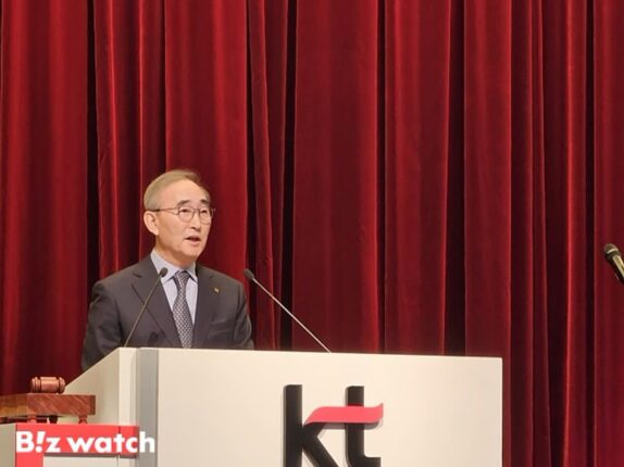 그는 노련했다…김영섭 KT 대표, 주총장에서 박수 받은 이유