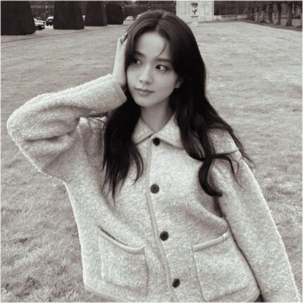 지수 파리 데일리룩 10만원대 니트 자켓 브랜드는?
