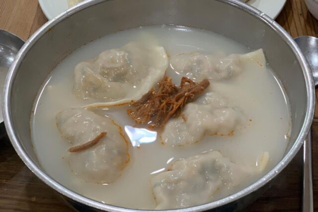 직접 빚은 만두와 부드러운 육수가 함께하는 만둣국 맛집 BEST5