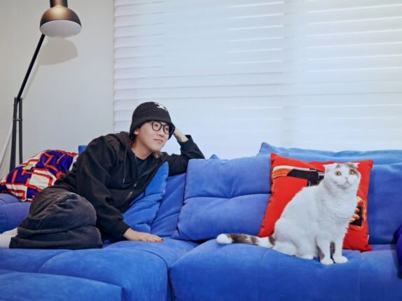 이홍기, 반려묘 ‘쩔셈이♥덧셈이’와 소파에서 찰칵!