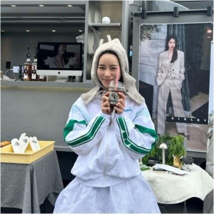 간절기템 임지연 디아도라 흰색 바람막이 코디 추천
