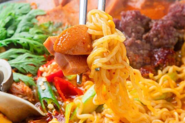 각종 사리 추가하여 빠글빠글 끓여 먹는 부대찌개 맛집 BEST5