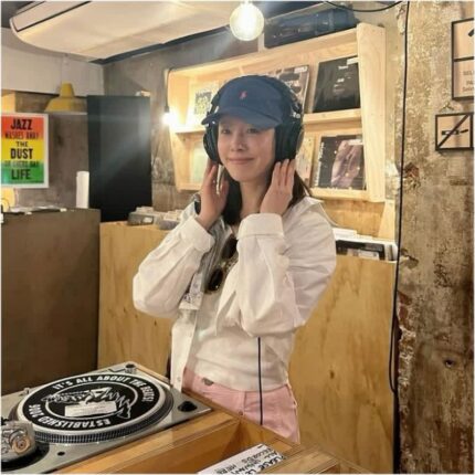 한지민 여행패션 신발 나이키 운동화 줌 보메로 5 실버 발편한운동화 추천