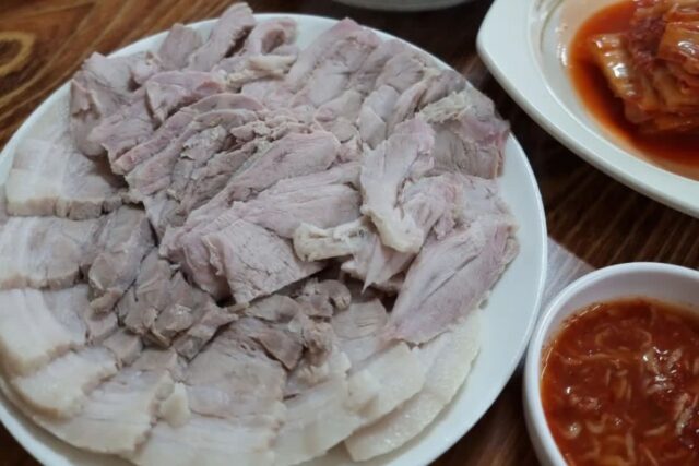 부드러운 고기와 매콤한 김치의 환상 조합! 보쌈 맛집 BEST5