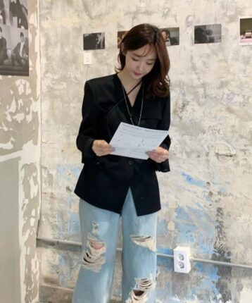 [연예인패션] 블랙자켓 하나로 봄코디 뽕뽑는법