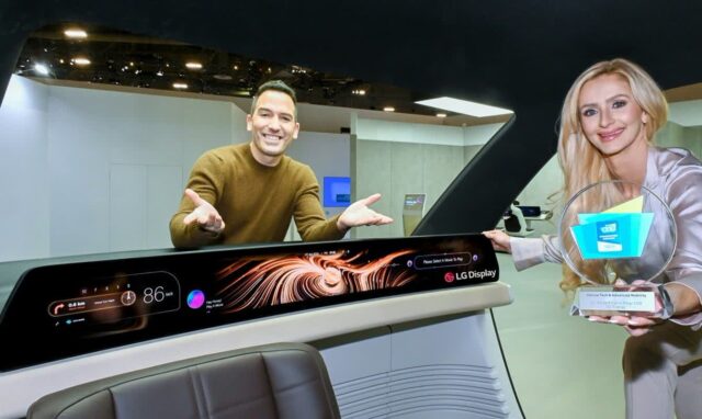 운전석서 조수석까지, LG 최장 디스플레이…車업계 ‘러브콜’