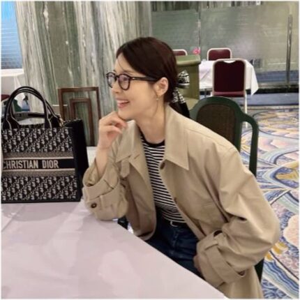 한지혜 일본 여행패션 디올 가방 북토트 실크 스카프 가격은?