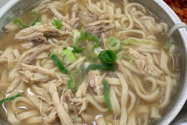 들어가는 재료에 따라 변화무쌍한 맛을 내는 칼국수 맛집 BEST5