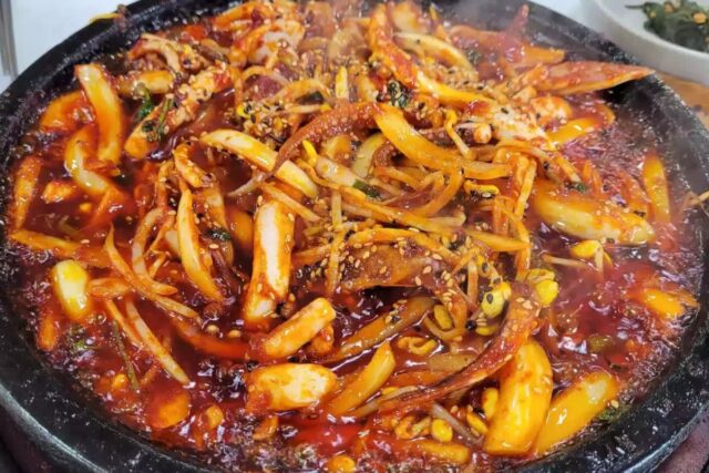 “매콤, 달큰” 어떤 양념을 해도 맛이 좋은 오징어볶음 맛집 BEST5
