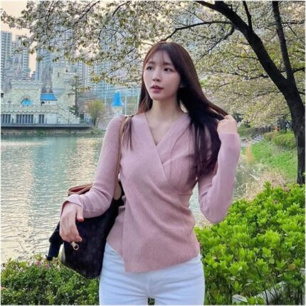 성해은 봄코디 여친룩 5만원대 핑크 브이넥 니트 스웨터 브랜드는?