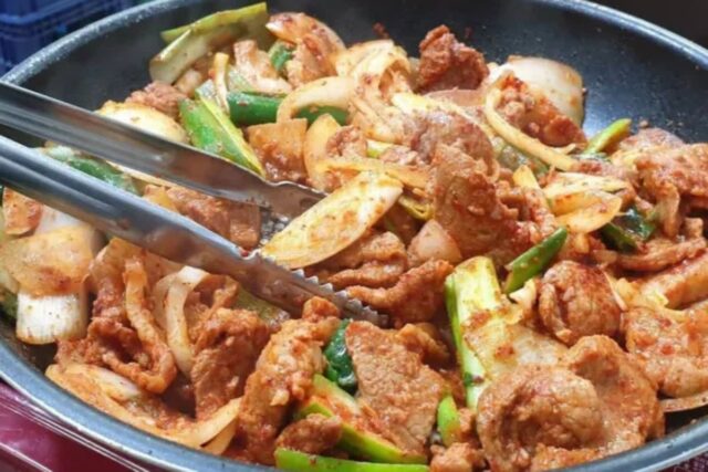 매콤한 양념으로 빠르게 볶아낸 두루치기 맛집 BEST5
