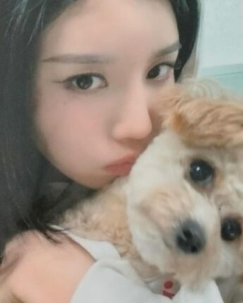 권은비, 반려견 ‘금비’의 세 번째 생일 축하…”생일 축하해 금비야”