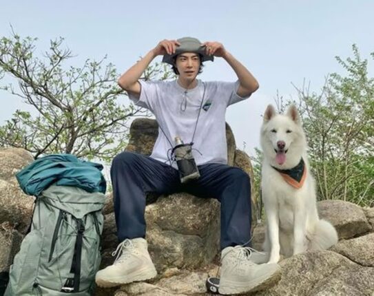 홍종현, 반려견 ‘진이’와 산에서 찰칵!…”진이랑 오랜만에 등산”