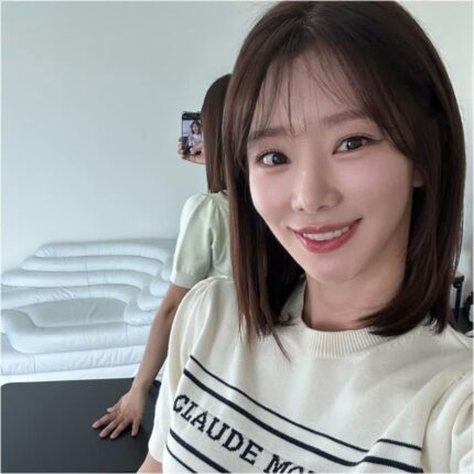 이주빈 데일리룩 반팔 니트 & 화이트 플레어 스커트 코디