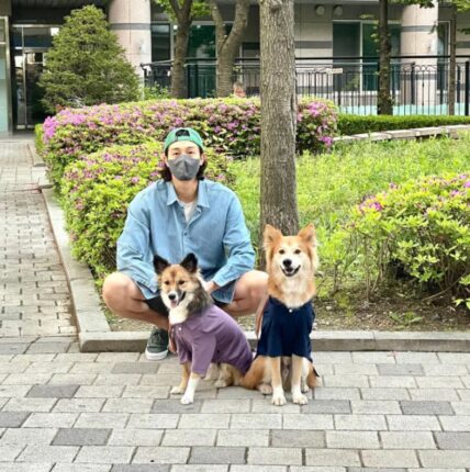 이기우, 유기견 출신 반려견 ‘테디♥차차’와 가족사진 찰칵!