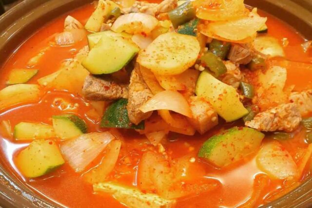 고추장을 풀어 걸죽하게 끓여낸 고추장찌개 맛집 BEST5