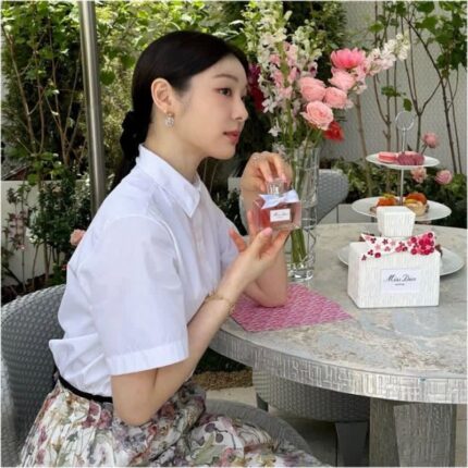 우아하고 기품 넘치는 김연아 핑크 디올 가방 레이디백 코디 (화이트 셔츠 & 플리츠 스커트 정보)