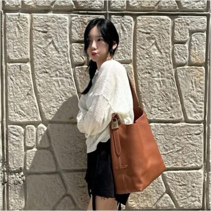 태연 미니멀한 루이비통 신상 가방 로우 키 호보백 가격은?