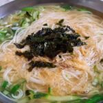 멸치 육수에 소면을 삶아 넣고, 고명을 올리면 완성! 잔치국수 맛집 BEST5