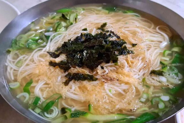 멸치 육수에 소면을 삶아 넣고, 고명을 올리면 완성! 잔치국수 맛집 BEST5