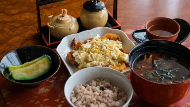 [여책저책] “먹기 위해 떠난다”…더욱 맛있는 여행을 즐기는 법