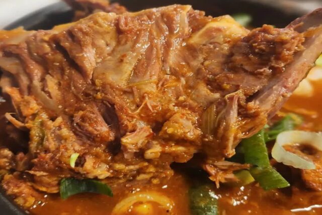 돼지뼈에서 우러나오는 녹진함, 끊임없이 들어가는 감자탕 맛집 BEST5