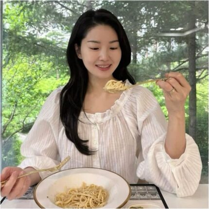 류이서 데일리룩 에즈이프캘리 화이트 블라우스 코디
